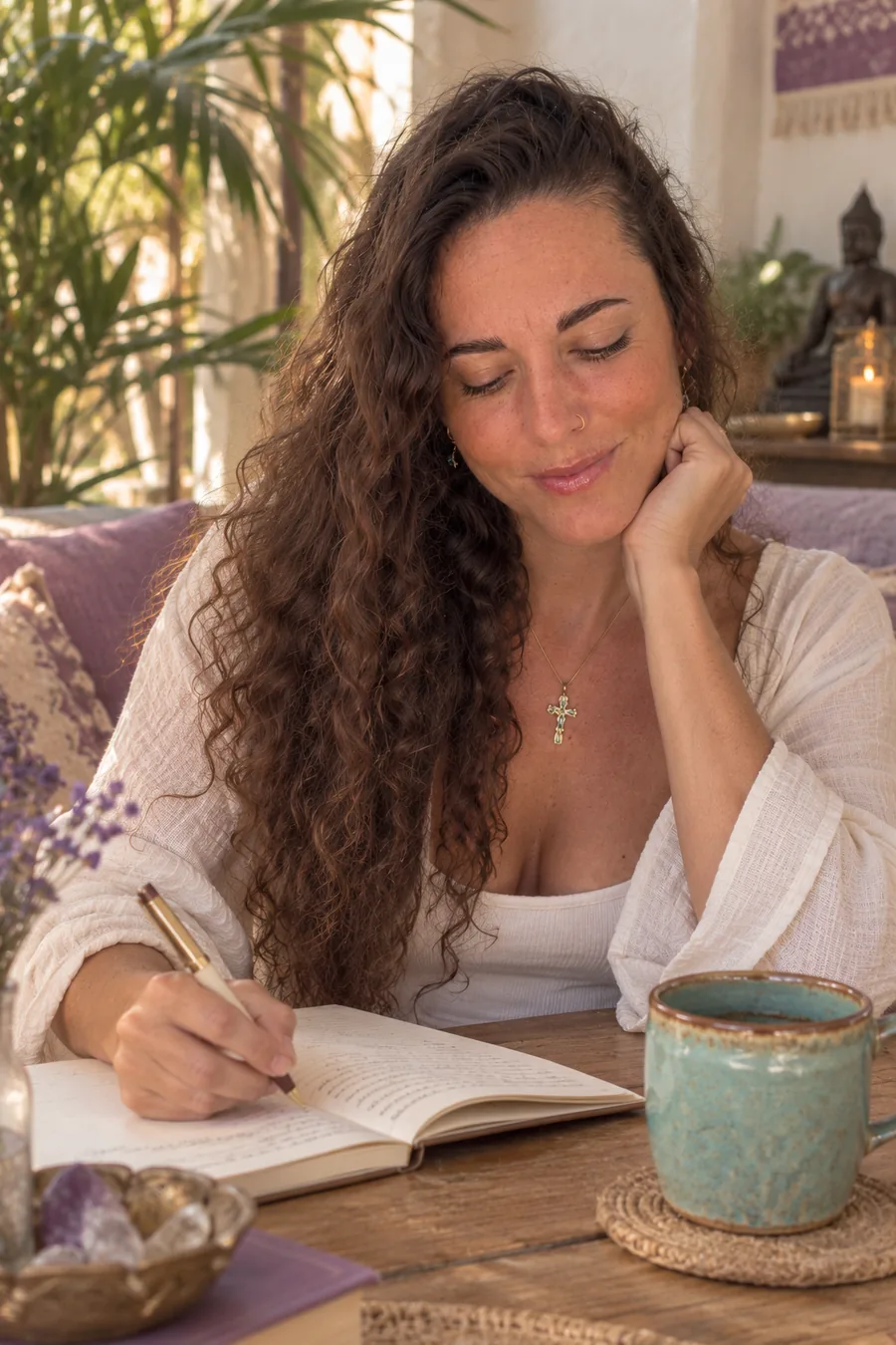 Judith escribiendo en su cuaderno junto a una taza turquesa